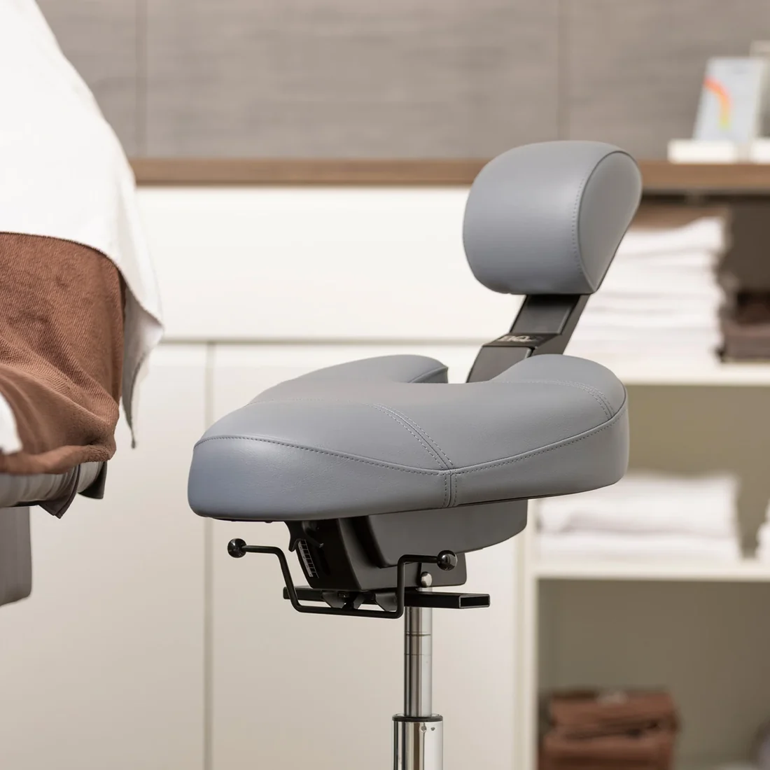 Grijze BQE Dynamic met kleine rugsteun in een behandelkamer