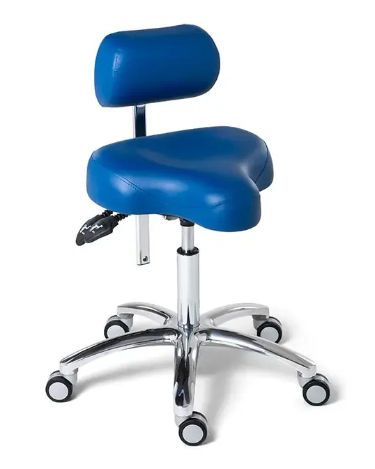 BQE ErgoSolex in blauw kunstleder: de zitting is achter breed en loopt naar voren smaller toe