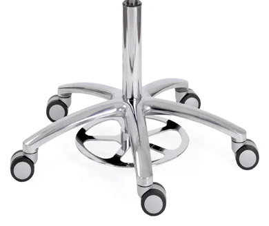 Chromen kruisvoet van de BQE ComfortMove Medical op vijf wielen, met een ring om de gasveer