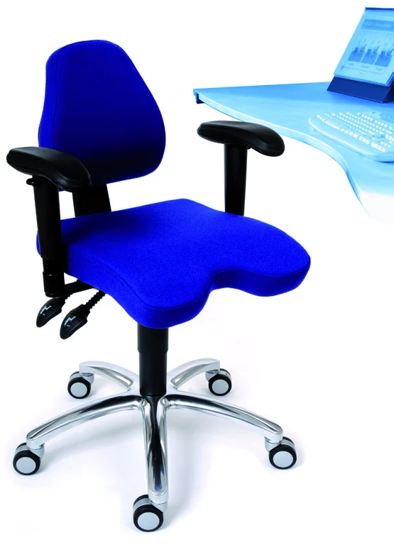 BQE ComfortMove Office in blauwe stof met twee armsteunen en een glanzende vijfpoot naast een bureau met beeldscherm