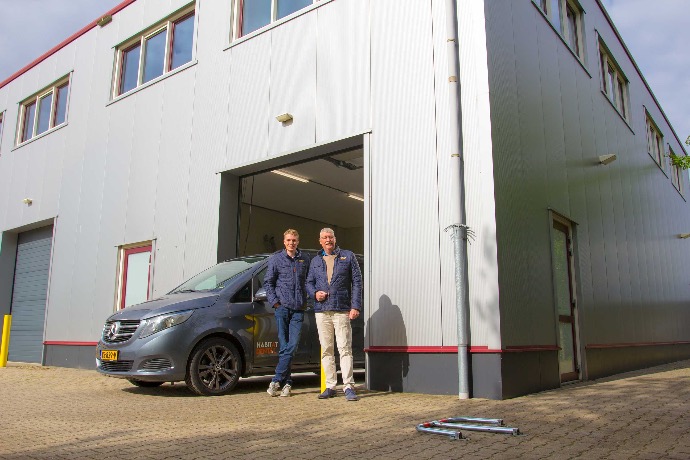 Carel en Tom Roosen voor het pand van Habitat Dental aan de Oosterbracht in Emmen