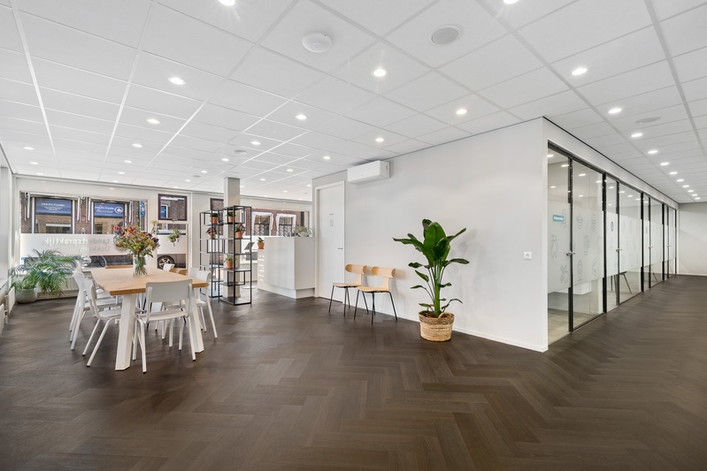 Wachtkamer met glaswand bij PUUR Mondzorg Dokkum, gebouwd met Habitat Dental