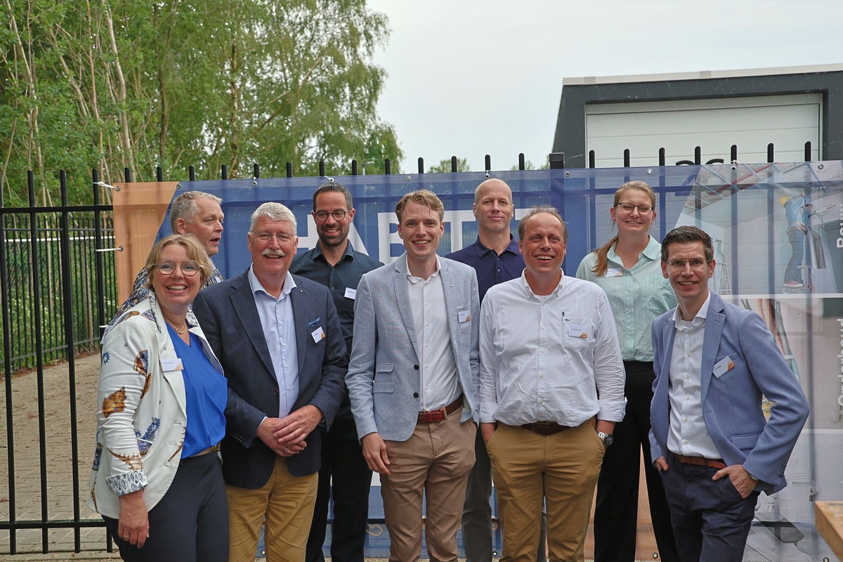 Het team van Habitat Dental bij de opening van de showroom