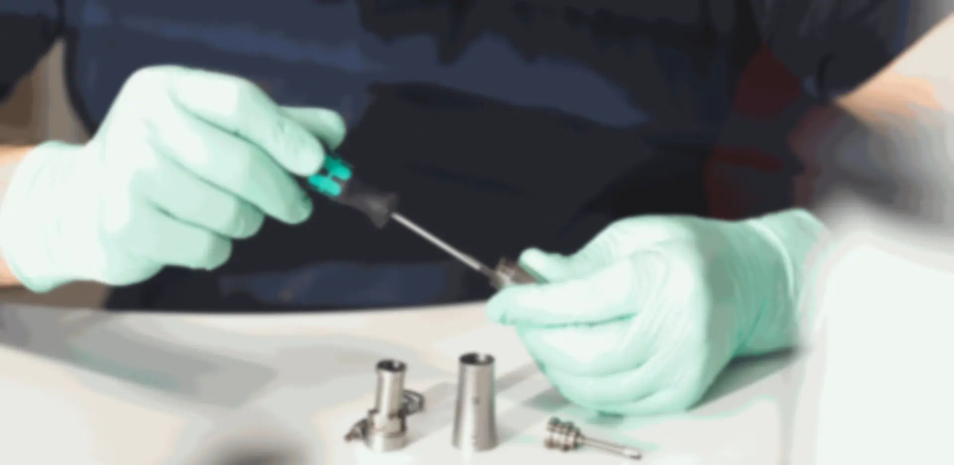 Reparatie van hand- en hoekstukken in de werkplaats van Habitat Dental