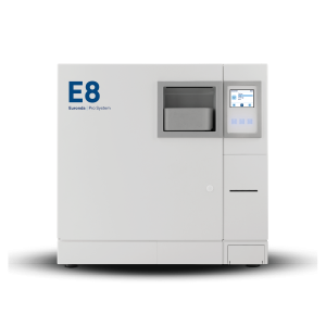 Euronda E8 autoclaaf in de steriliseerruimte van een tandartspraktijk