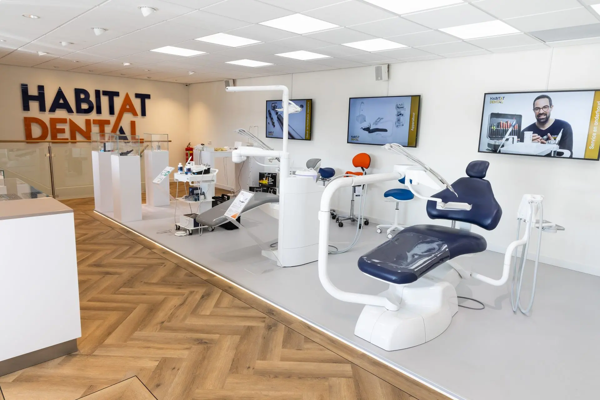 Showroom van Habitat Dental in Emmen met behandelunits